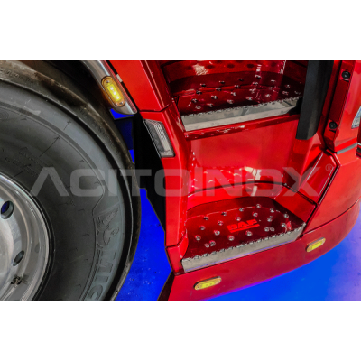 Habillage inox de marche pied avec logo DAF rétro-éclairé